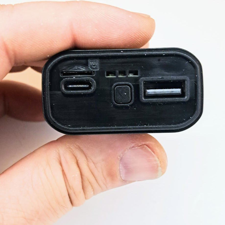 Caricabatteria per auto con localizzatore GPS