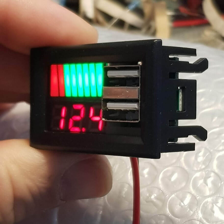 VOLTMETRO DIGITALE 12V LCD DA PANNELLO CON DOPPIO USB 5V MOTO,AUTO,CAMPER,BARCA