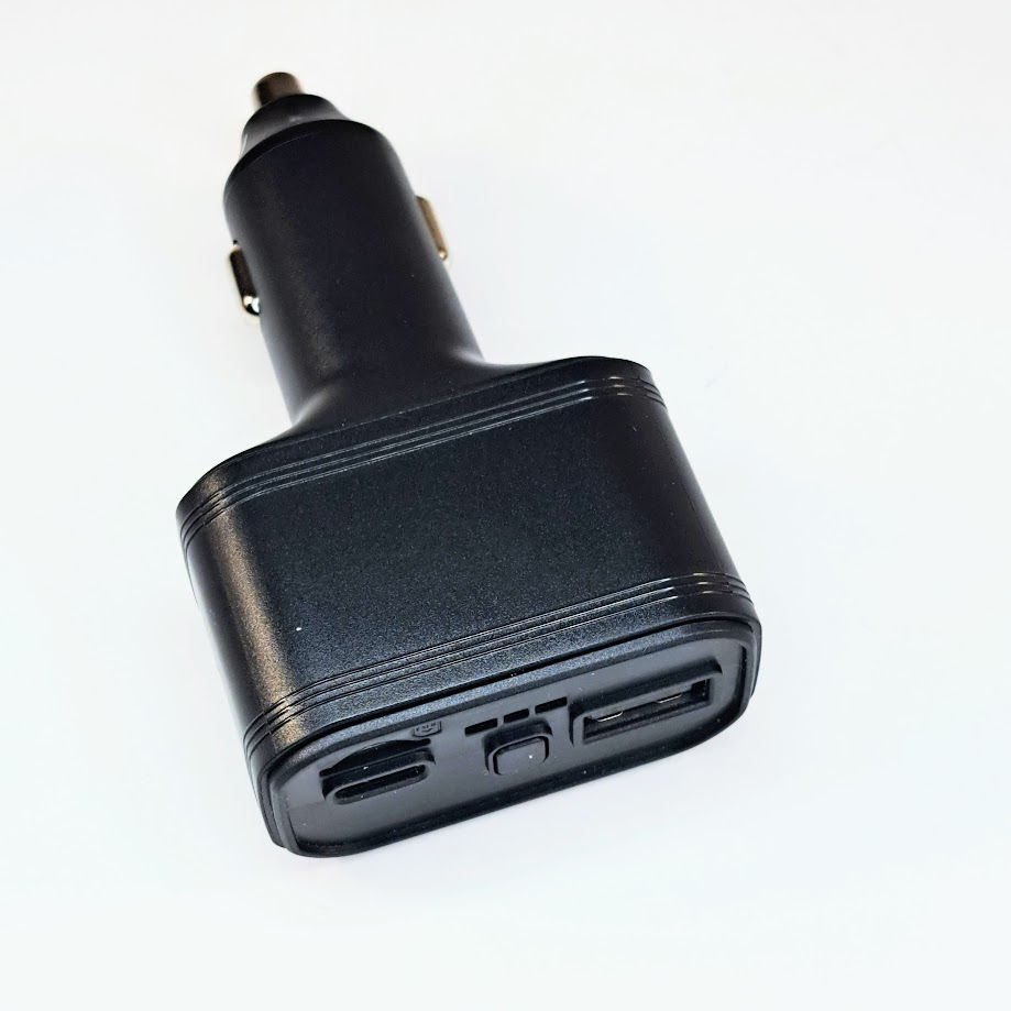 Caricabatteria per auto con localizzatore GPS
