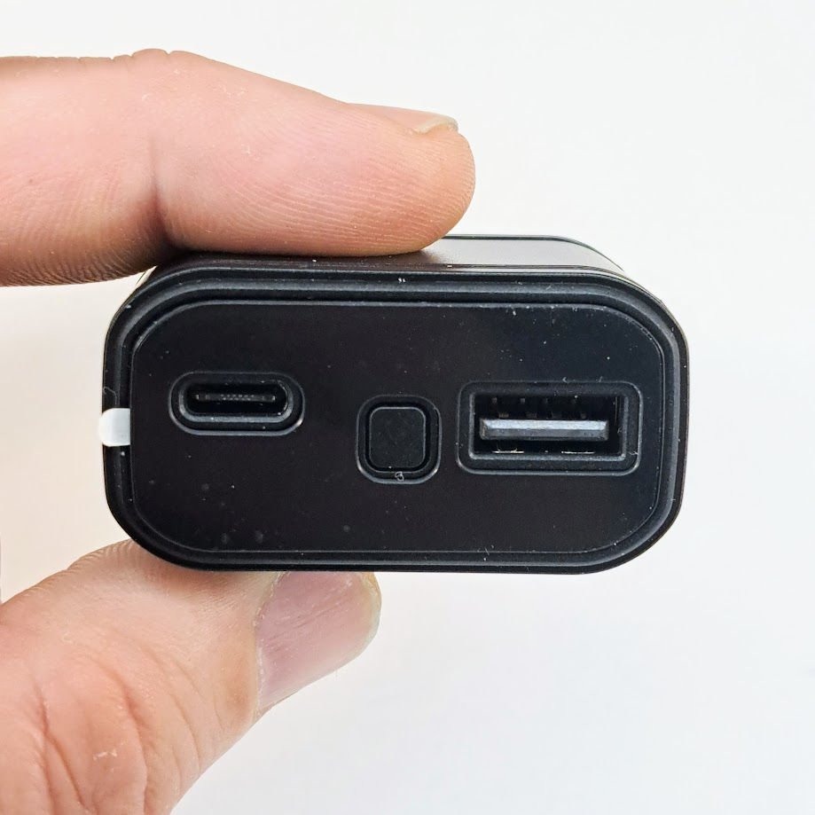 Caricabatteria per auto con localizzatore GPS