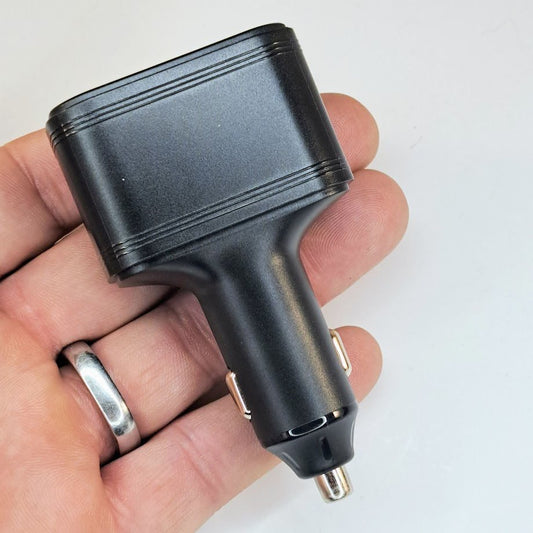 Caricabatteria per auto con localizzatore GPS