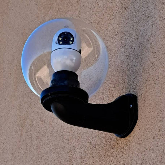 Lampadina con telecamera di sorveglianza