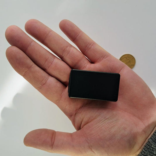 Mini GPS tracker con alimentatore incluso