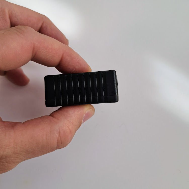 Mini GPS tracker con alimentatore incluso