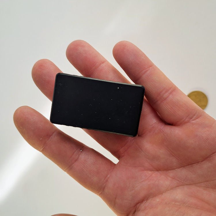 Mini GPS tracker con alimentatore incluso