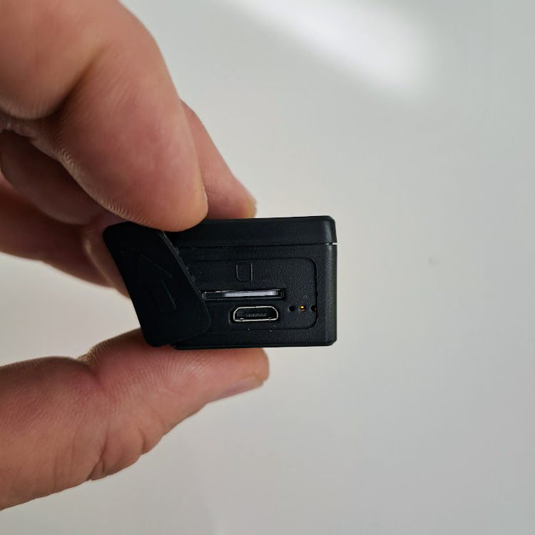 Mini GPS tracker con alimentatore incluso