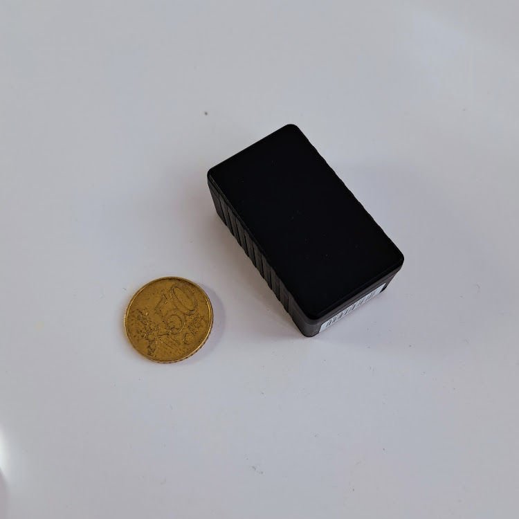 Mini GPS tracker con alimentatore incluso